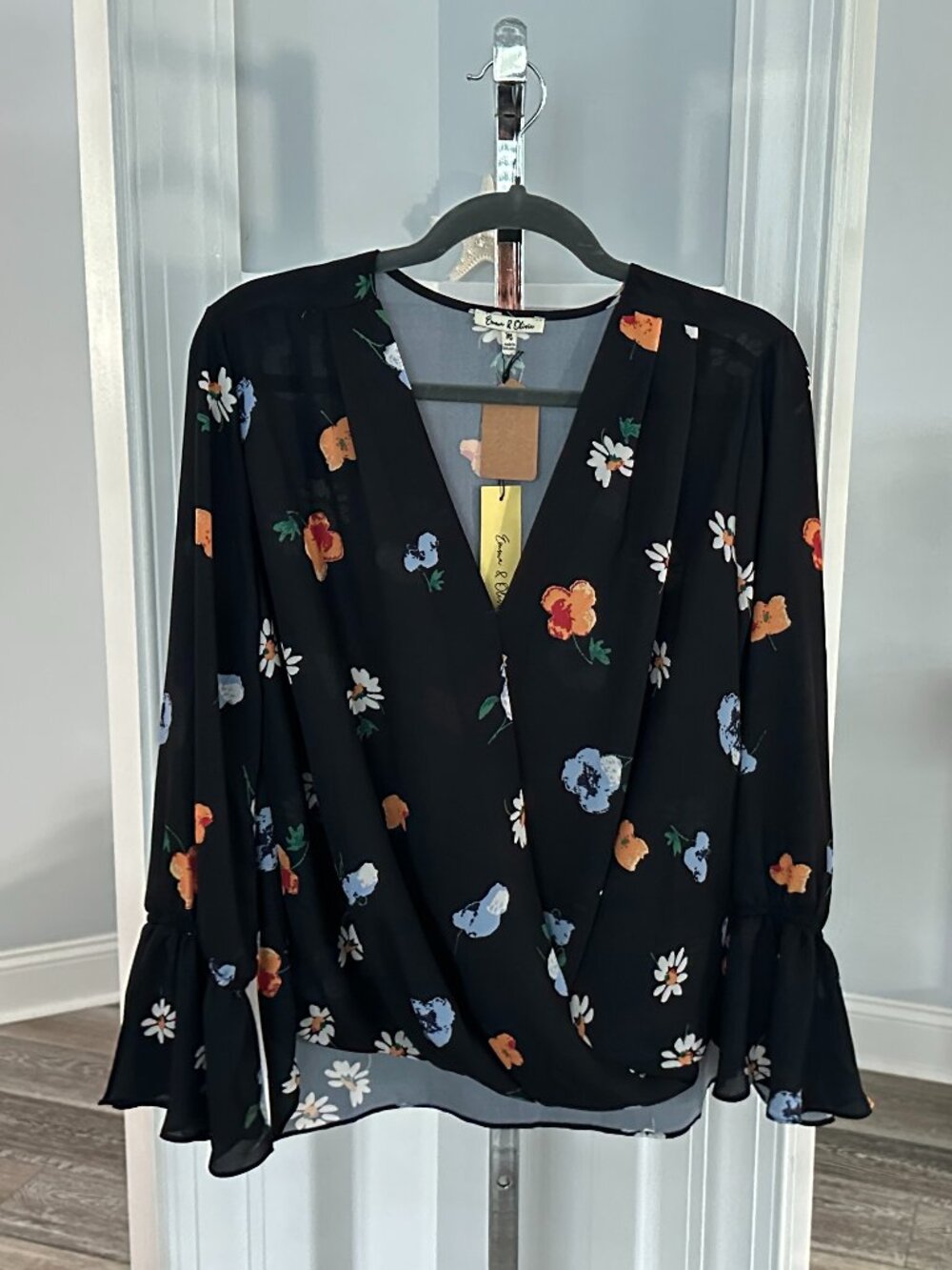 NWT Emma & Olivia Sz M Navy Blue Floral Blouse Top Surplice Front Gorgeous!